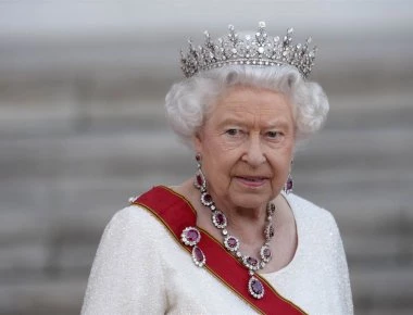 Το φανταζόσουν; Η βασίλισσα Ελισάβετ έχει ψεύτικο χέρι για να χαιρετά (φωτο)